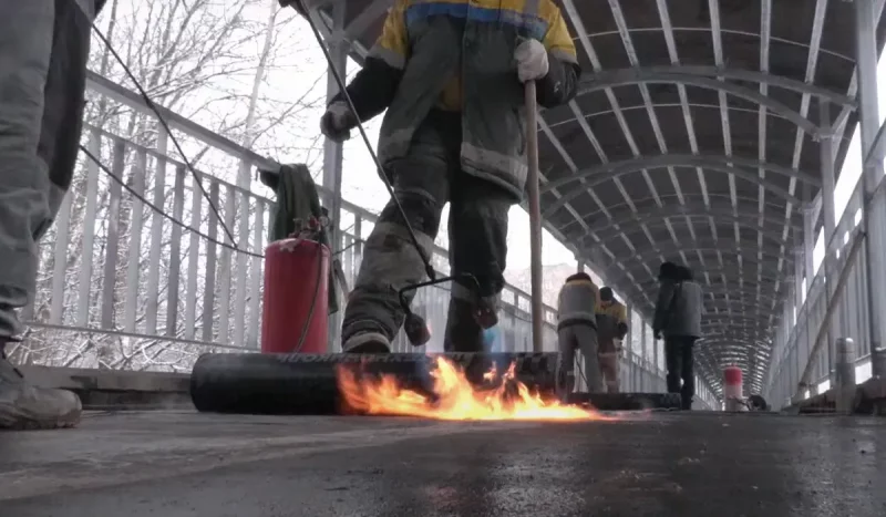 У Гродне з'явіўся адзіны ў горадзе крыты мост. Яго адкрыюць у канцы студзеня