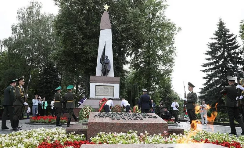 Брацкая магіла ў парку Жылібера ў Гродне. Фота: "Гродзенская праўда"