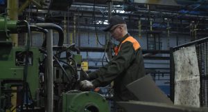 У цэху "Белкард". Скрыншот Hrodna.life з фільма, прысвечанага 70-годдзю ААТ "Белкард"