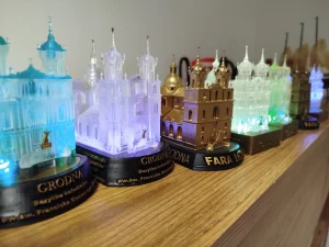 Гродзенец стварыў дакладную копію Фарнага касцёла ў мініяцюры — і друкуе фігуркі на 3D-прынтары