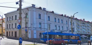 400-летні палац — «Баторыеўку» — насупраць Фарнага касцёла выставяць на продаж Бывший дворец на Карла Маркса, 1.