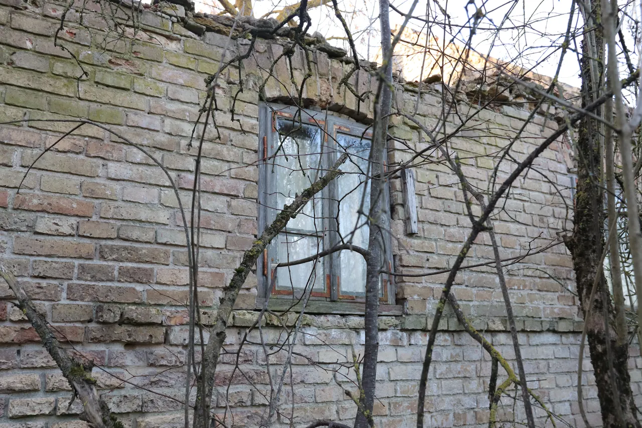 Адзіны цагляны дом у Азяранах руйнуецца. Фота: Hrodna.life / MOST