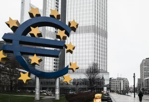 Мільярды еўра — Варшаве, мільёны — Мінску. Параўналі, як Польшча і Беларусь выкарыстоўвалі еўрапейскія гранты Сімвал еўра ля будынка штаб-кватэры Еўрапейскага цэнтральнага банка ў Франкфурце-на-Майне. Фота: Masood Aslami / Pexels.com