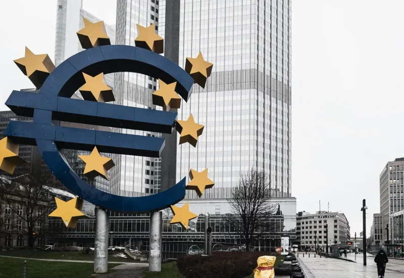 Сімвал еўра ля будынка штаб-кватэры Еўрапейскага цэнтральнага банка ў Франкфурце-на-Майне. Фота: Masood Aslami / Pexels.com