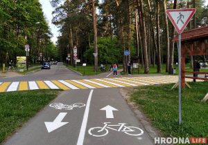 "Стаміўся пераскокваць сабачак і дзетак". Веласіпедысты не могуць дамовіцца з пешаходамі ў Пышках