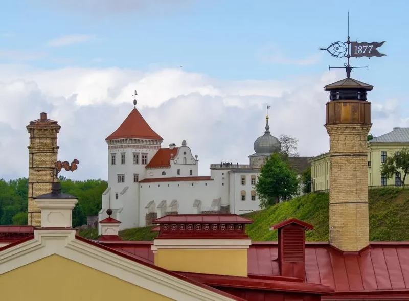 Над гродзенскім піўзаводам устанавілі флюгер з сімвалічнай датай. Яго аўтар - знакаміты каваль
