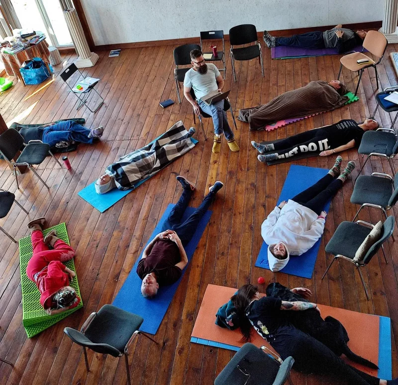 Дзядзі і цёці смажаць зефіркі на вогнішчы. Што такое летнікі для дарослых і чаму яны папулярныя?