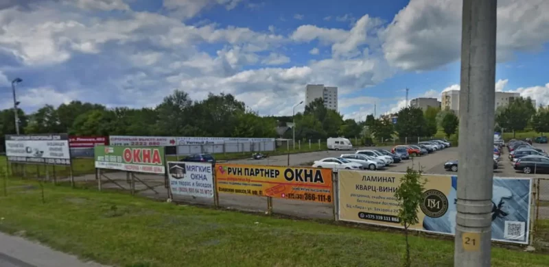 Рэклама на агароджы стаянкі ў Гродне