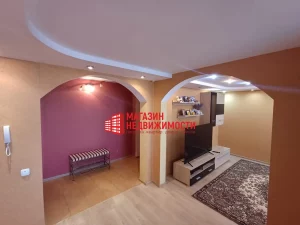 Нерухомасць тыдня: прадаюць чатырохпакаёвую кватэру з аркамі і апельсінавымі сценамі Квартира в Гродно на Кленовой