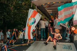 Паша Джэжора на адным з папярэдніх прайдаў. Пагоня з вясёлкай у 2025 годзе стала прычынай спрэчак. Фота з архіву Пашы