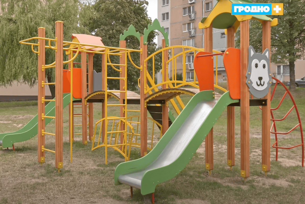 Гродзенка паскардзілася на небяспечную дзіцячую горку - пытанне вырашылася праз сацсеткі Пляцоўка на Дамброўскага, 60. Скрыншот Hrodna.life праграмы "Гродна Плюс"
