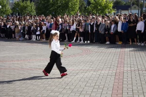 "Дырэктар шукала па класах букет для чыноўнікаў". Што настаўнікі робяць з падоранымі на 1 верасня кветкамі і якія ёсць альтэрнатывы? кветкі на 1 верасня ў Гродна