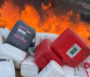 «Кіраўніцтва шчыра выбачаецца». У Зэльвенскім раёне спальвалі каністры ад ядахімікатаў «Кіраўніцтва шчыра выбачаецца». У Зэльвенскім раёне спальвалі каністры ад ядахімікатаў