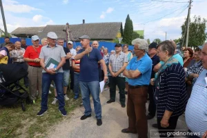 Таксі не ездзяць, хуткія захрасаюць. Жыхары вёсак Смаргонскага раёна ўжо пяць гадоў просяць заасфальтаваць дарогу