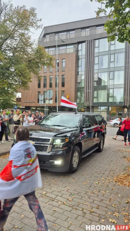 Аўтамабіль дыпламатаў ля пасольства ЗША у Вільні. Фота: Hrodna.life