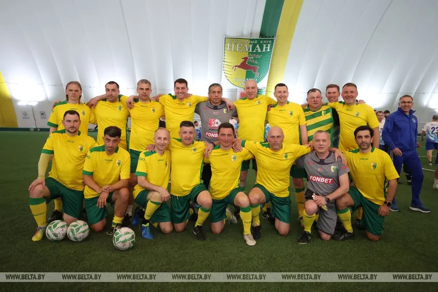 Команда Юрия Караева после матча с командой Дмитрия Балабы. Дмитрий Коваленок - первый слева во втором ряду. Фото: БелТА