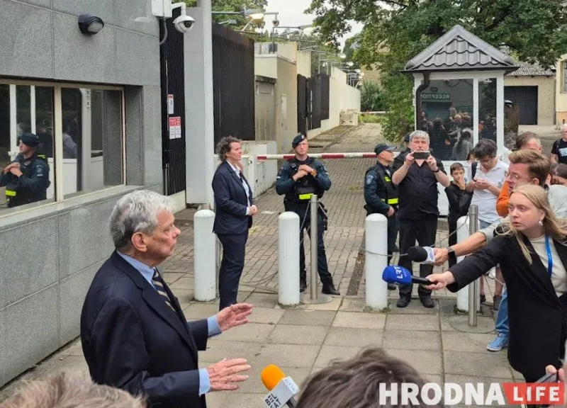 Джон Коўл размаўляе з журналістамі ў Вільні, 11 верасня 2025. Фота: Hrodna.life