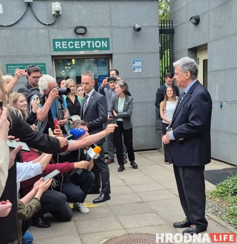 Джон Коўл размаўляе з журналістамі ў Вільні, 11 верасня 2025. Фота: Hrodna.life