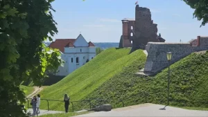 «Не ўявіш харугвы крыжакоў». Новыя муры Навагрудскага замка закрылі віды з Замкавай гары — турысты і мясцовыя не задаволеныя «Не ўявіш харугвы крыжакоў». Новыя муры Навагрудскага замка закрылі віды з Замкавай гары — турысты і мясцовыя не задаволеныя