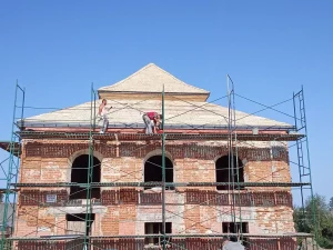 У Ізабеліне амаль скончылі аднаўляць дах сінагогі У Ізабеліне амаль скончылі аднаўляць дах сінагогі