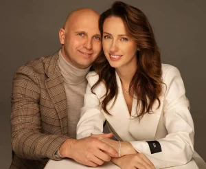 Акушэр-гінеколаг з Ліды адкрыла прыватную клініку ў Варшаве Лекар акушэр гінеколаг Каско Ганна з мужам у Варшаве