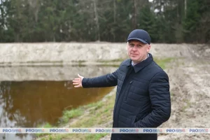 Жыхары вёскі ў Гродзенскай вобласці добраўпарадкавалі бераг возера. Іх хочуць пакараць Возера ў вёсцы Рыбніца. Фота: