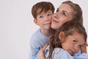 «Відэа адарваныя ад рэальнага жыцця». Што не так з прапагандай дзетараджэння ў Беларусі