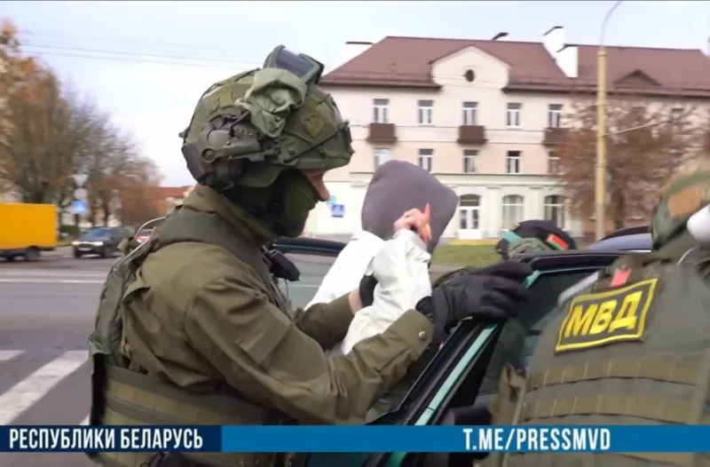 Момант затрымання гродзенскіх блогераў. Фота: скрын з відэа
