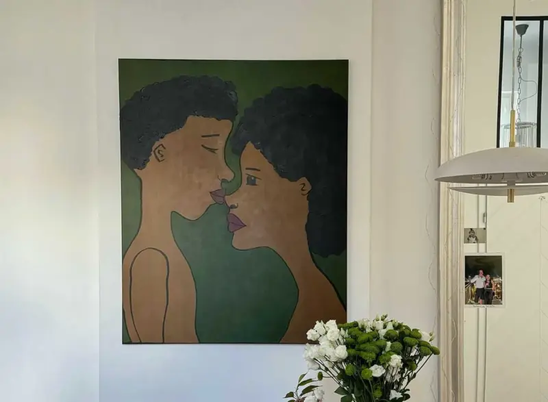 Карціны мастачкі ў рэстаране.