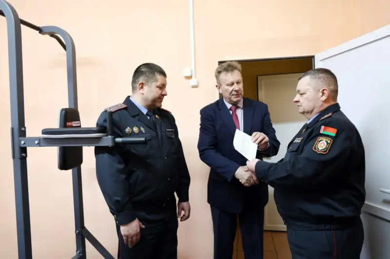 Беларуса аштрафавалі за абразу сілавікоў — тыя адсправаздачыліся аб дабрачыннасці Хамко і Валенцюкевіч уручаюць падарунак.