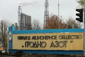 «Гродна Азот» вяртаецца да працы па пяцідзёнцы. «Каб не бегалі па пікетах» Знак на ўездзе на тэрыторыю ААТ "Гродна Азот" © LookByMedia