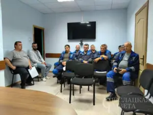 Як праходзяць "урокі экстрэмізму" для дарослых. Супрацоўнікі участка электрасувязі РУП «Белтэлеком» падчас «прафілактычныя сустрэчы».