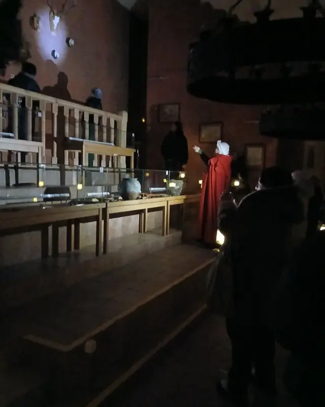 У Лідскім замку праводзяць экскурсію з ліхтарыкамі — пагружаюць у Сярэднявечча