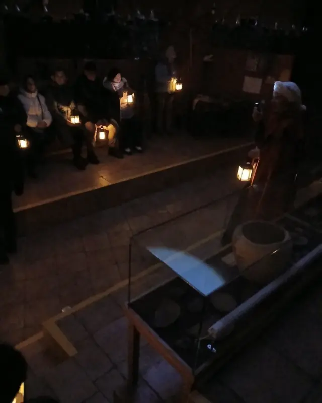 У Лідскім замку праводзяць экскурсію з ліхтарыкамі — пагружаюць у Сярэднявечча