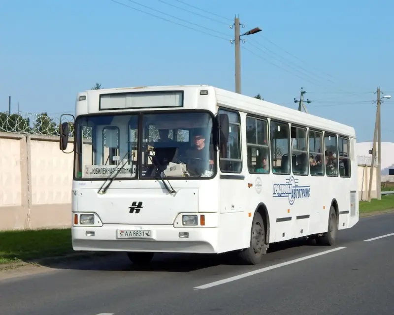 Скідзельскія аўтобусы не спраўляюцца з патокам пасажыраў — гараджане вінавацяць школьнікаў