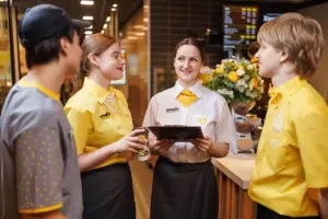 «Знак якасці, камфорту і зносаўстойлівасці». Усіх супрацоўнікаў Mak.by пераабулі ў лідскія кеды Мак бай форма