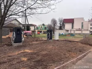 "Колькі яшчэ новых чужых машын?" Гродзенка паскардзілася на ўстаноўку зарадкі для электрамабіляў у яе двары "Колькі яшчэ новых чужых машын?" Гродзенка паскардзілася на ўстаноўку зарадкі для электрамабіляў у яе двары