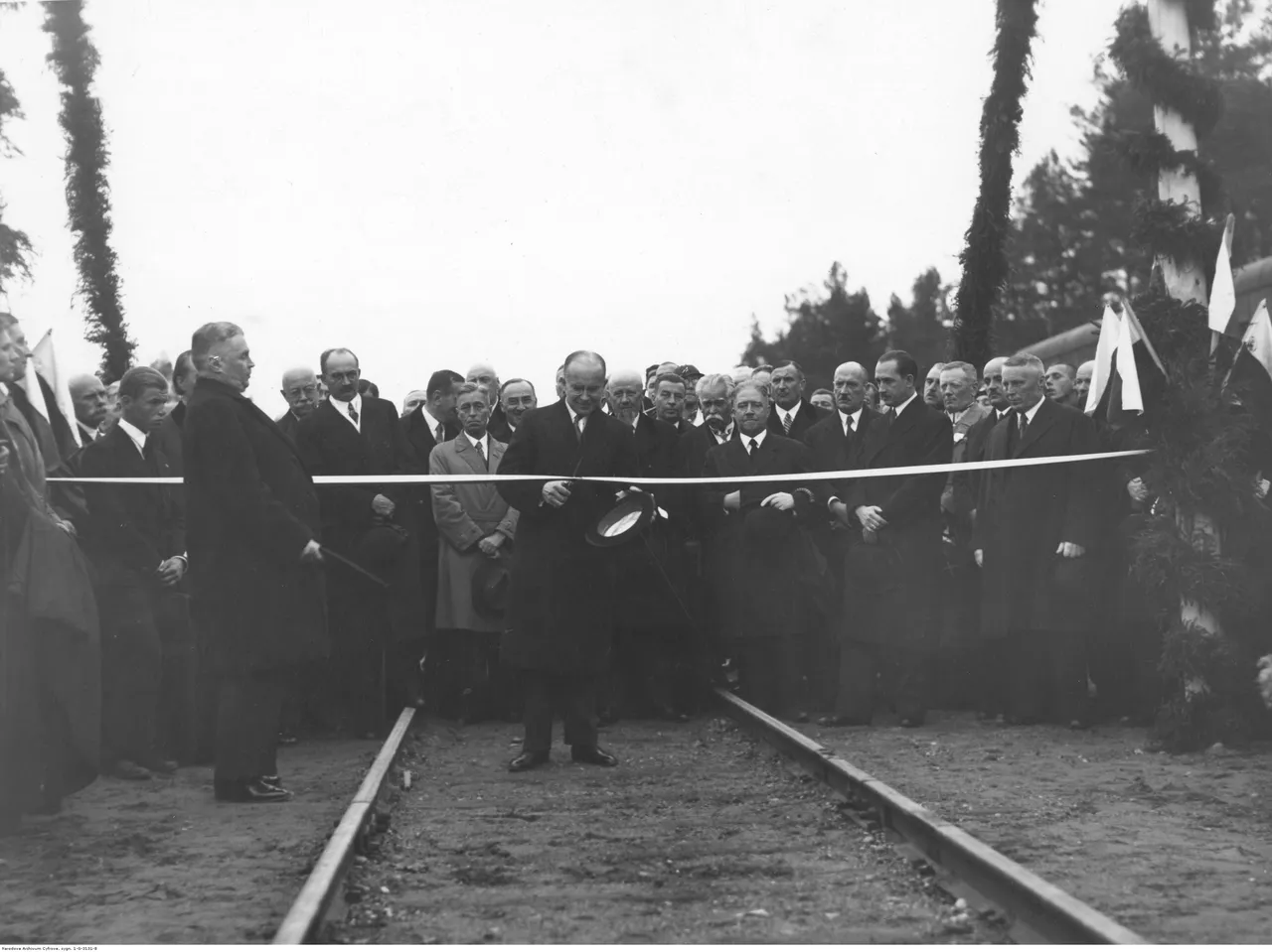 Министр коммуникации Второй Речи Посполитой Михал Буткевич перерезает ленточку. 6 октября 1934 года. Источник: Narodowe Archiwum Cyfrowe
