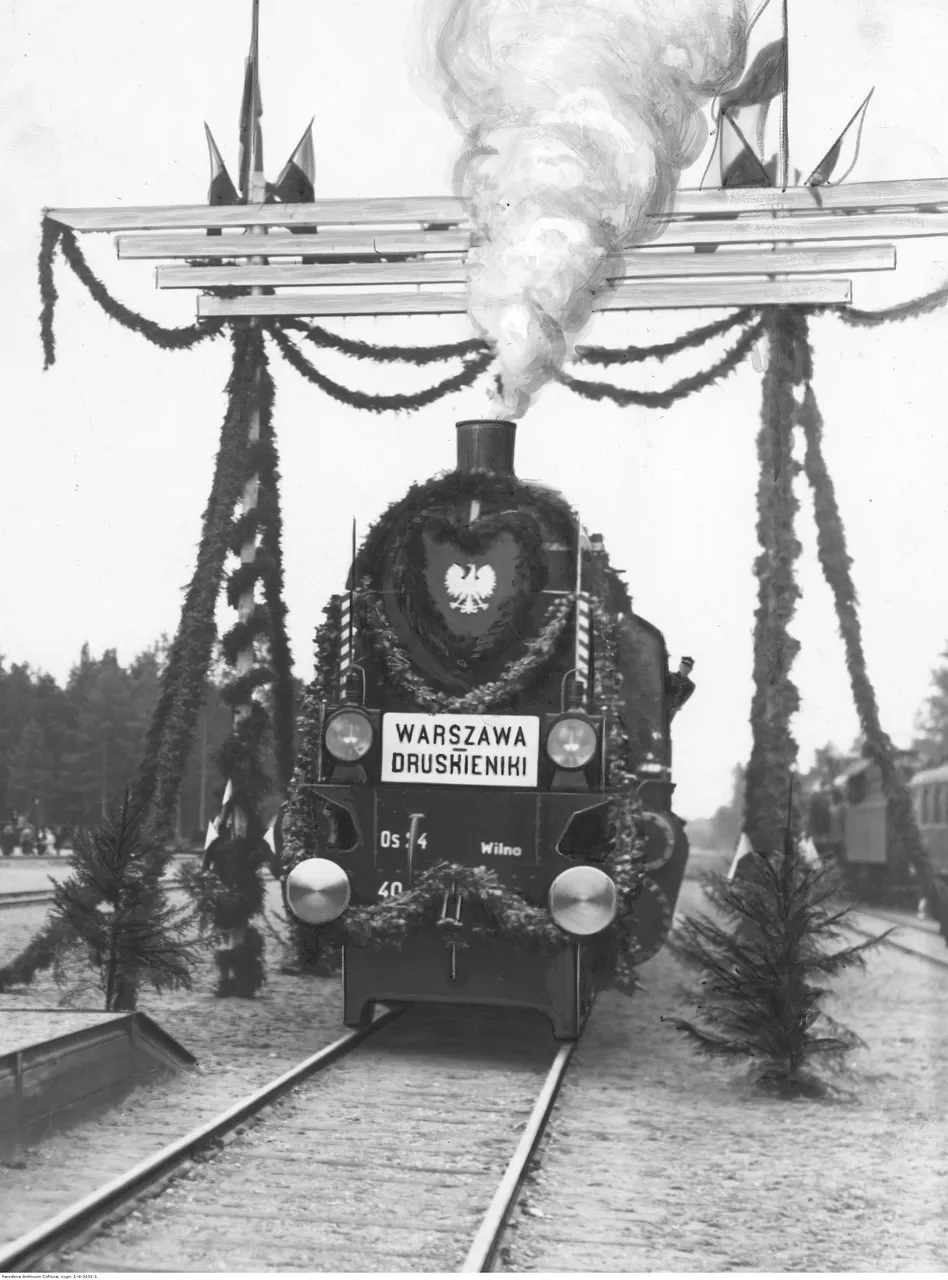 Первый поезд на новом маршруте. Виден украшенный паровоз Os 24. Источник: Narodowe Archiwum Cyfrowe