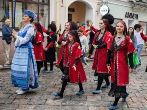 У Фестывалі нацыянальных культур у Гродне паўдзельнічаюць прадстаўнікі 42 нацыянальнасцей Шествие в первый день Фестиваля национальных культур в Гродно, 7 июня 2024. Фото: t.me/tusivgrodno