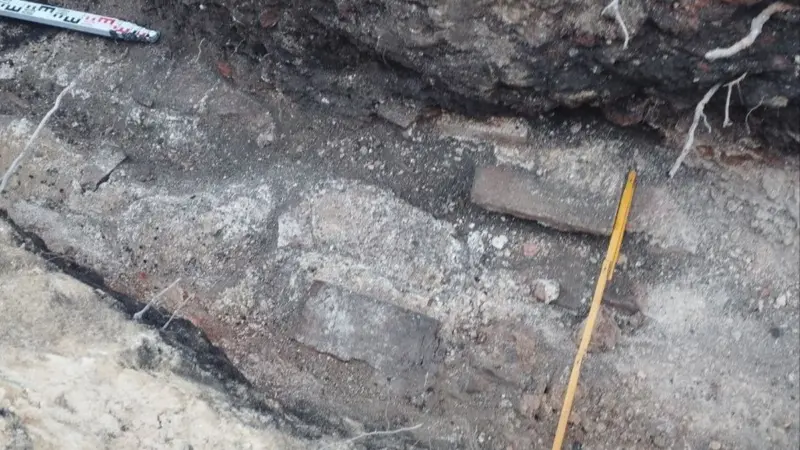 Каля Новага замка знайшлі рэшткі сцен XII стагоддзя. Вось пра што гэта сведчыць археологи Новый замок