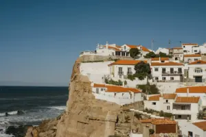 Як арганізаваць карпаратыў у 2026 годзе: парадаваць супрацоўнікаў, пазбегнуць канфліктаў і прынесці карысць кампаніі Вёска Азэняш-ду-Мар (Azenhas do Mar) у Партугаліі. Фота: Polina Kuzovkova, Unsplash+