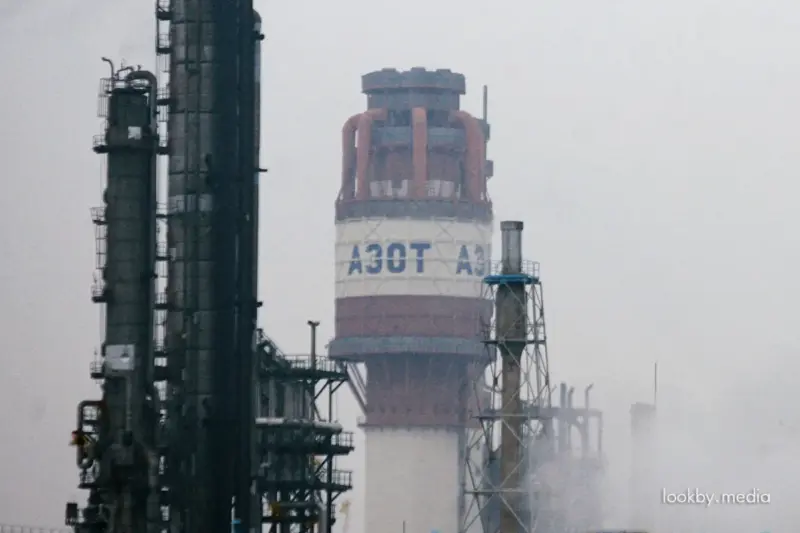 Industrial view of the Grodno Azot chemical plant with smoking pipes; Прамысловы від на хімічны камбінат Гродна Азот; Промышленный вид на химический комбинат Гродно Азот
