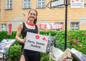 Па Гродна разгульваў Пушкін і чытаў разам з гараджанамі вершы Арганізатарка і вядучая курсаў" Мова нанова " ва Уроцлаве Эмілія. Алесніца, 6 чэрвеня 2026 года. Фота Ірыны Міхеевай