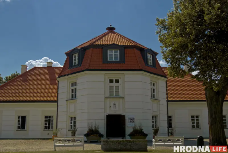 Каменныя бабы з украінскіх стэпаў, месца хрышчэння Шапэна і самы доўгі будынак Еўропы. Што паглядзець у ваколіцах Варшавы, калі ў вас ёсць правы кіроўцы Палац у Небарове пад Варшавай. Фота: Hrodna.life