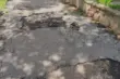 «Палова горада ў такіх дарогах». Гродзенцы скардзяцца на стан тратуараў — ці дапамагаюць заяўкі ў 115?