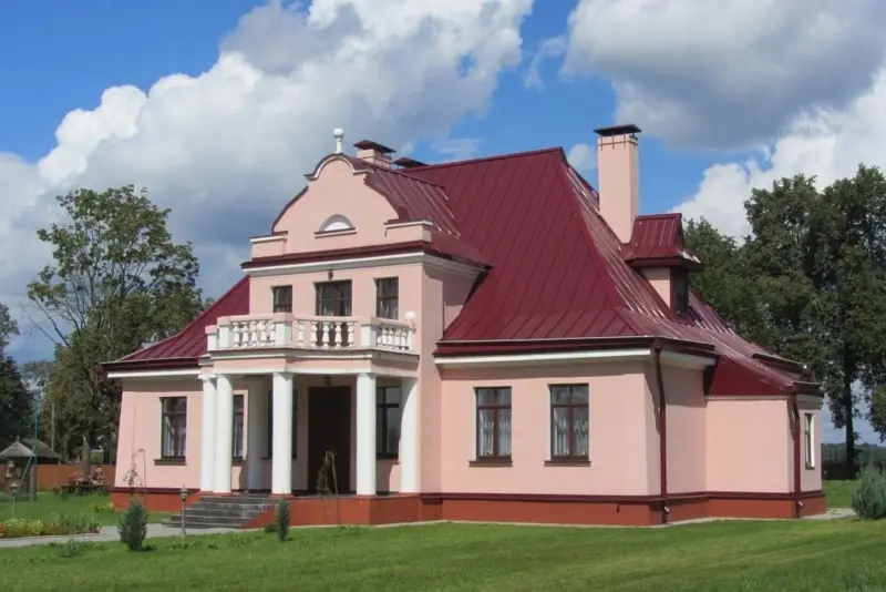 У Гродзенскай вобласці прадаюць сядзібу амаль векавой даўніны. У ёй працавала гасцініца, а побач ёсць тэнісны корт усадба в Мостах