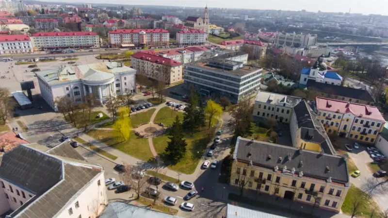 У гістарычным цэнтры Гродна хочуць узвесці новы будынак. Ён адновіць страчаную забудову? У гістарычным цэнтры Гродна хочуць узвесці новы будынак. Ён адновіць страчаную забудову?