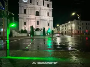 Першы ў горадзе. Каля Фарнага касцёла сігнал святлафора цяпер праецыруюць проста на тратуар переход фарный
