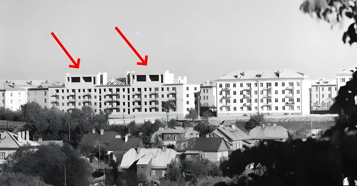 Будаўніцтва дамоў на вуліцы Міра. Сярэдзіна 1960-х. Стрэлкамі пазначаны майстэрні мастакоў над апошнім жылым паверхам дома. Фота з архіву Hrodna.life